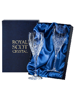 This London 2 x 40cl Large Wine Glasses by Royal Scot Crystal comes in a blue box. 