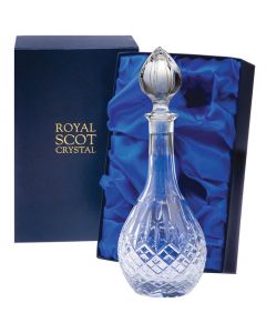 This Royal Scot Crystal London 100cl Wine Decanter will be presented inside a midnight blue gift box.